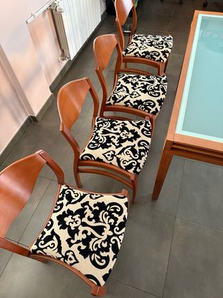 Mesa de salón con 4 sillas