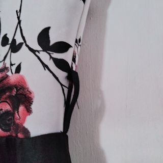 Vestido floral blanco y rojo