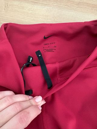Leggings Nike rojos con bolsillos