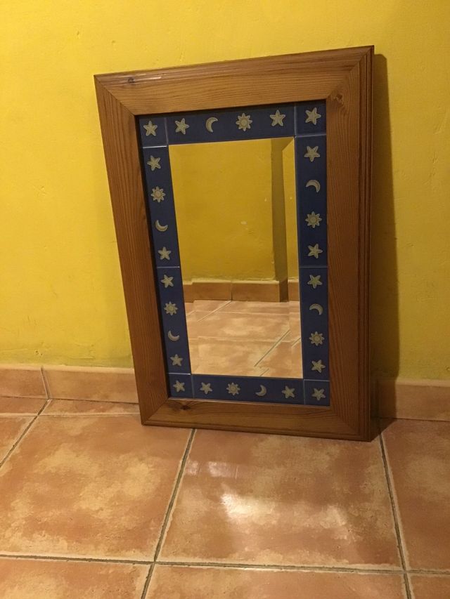 Espejo de madera con estrellas y lunas