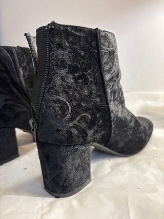 Stivaletti neri in velluto damascato