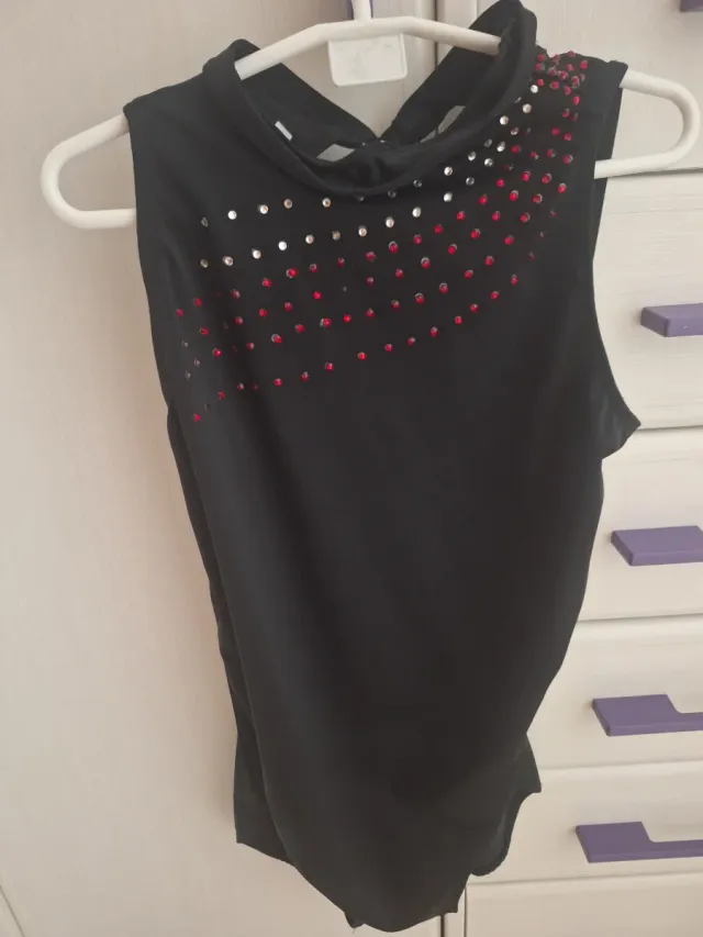 Mallot patinaje con pedrería en rojo y negro