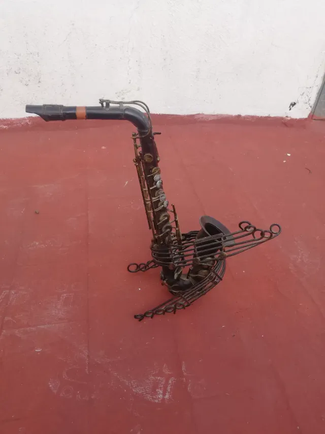 Saxofón de metal decorativo