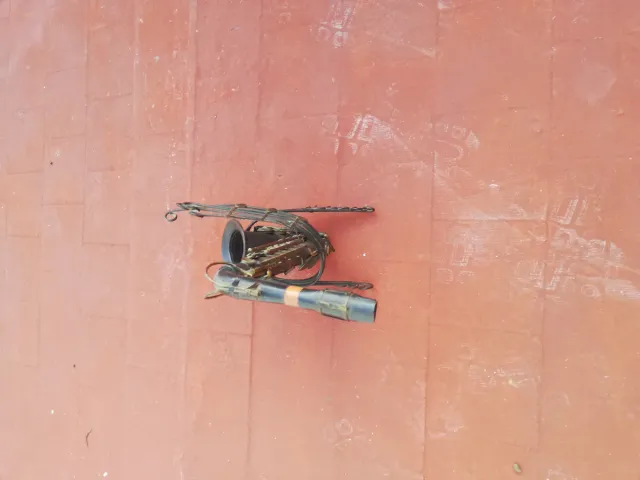 Saxofón de metal decorativo