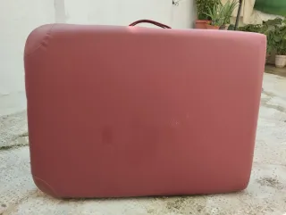 Camilla de estética plegable color burdeos