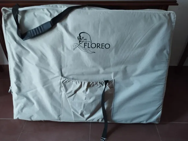 Camilla de estética plegable color burdeos