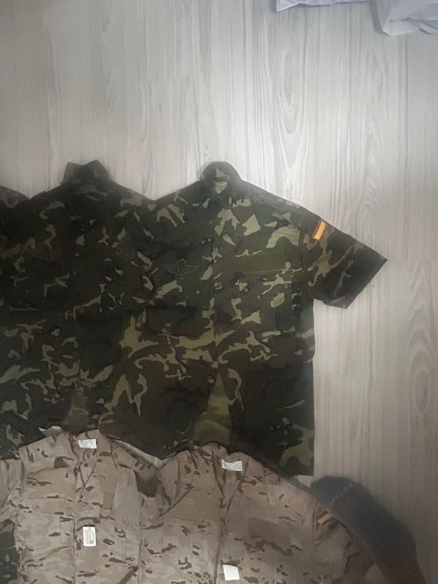 Partes de arriba mimetizadas cortas