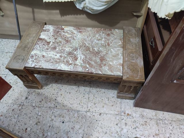 Mesa de Centro Clásica de Mármol y Madera Tallada 