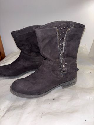 Stivaletti neri con zip e borchie