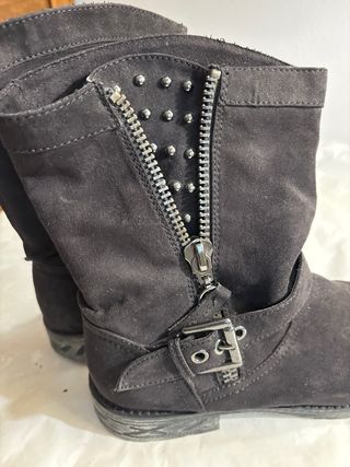 Stivaletti neri con zip e borchie