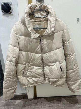 Plumas Stradivarius beige