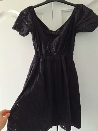 Vestido negro calado con nudo en pecho