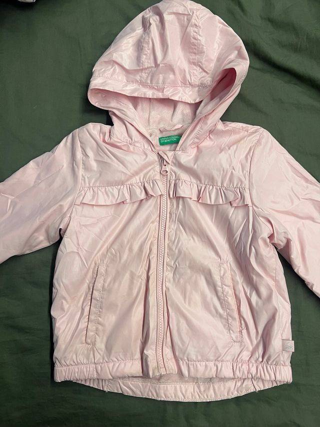 Chaqueta Benetton rosa con capucha.