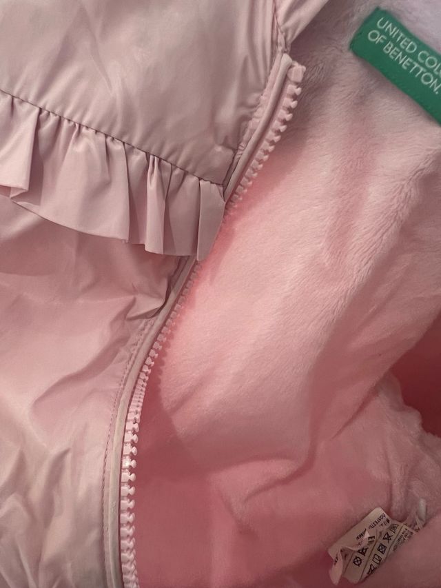 Chaqueta Benetton rosa con capucha.