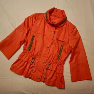 Chubasquero entretiempo naranja.