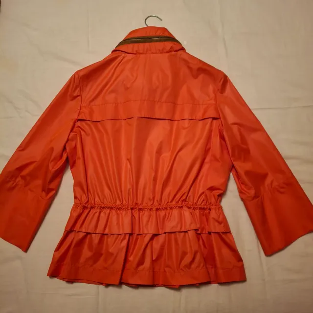 Chubasquero entretiempo naranja.