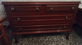 Cassettiera in legno con piano in marmo