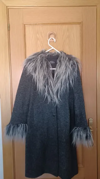 Abrigo gris con cuello y puños de pelo