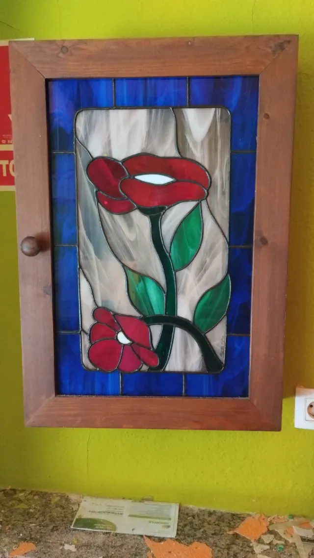 Armario de vidriera con flores