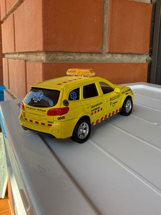 Coche de emergencias médicas amarillo