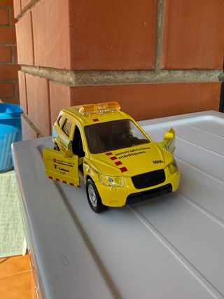 Coche de emergencias médicas amarillo