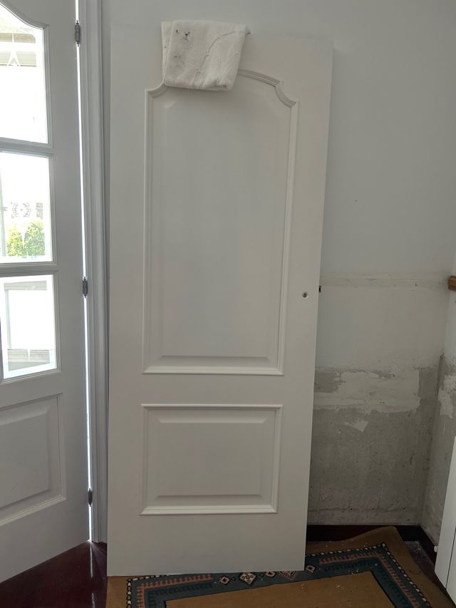 Puerta madera maciza lacada en blanco