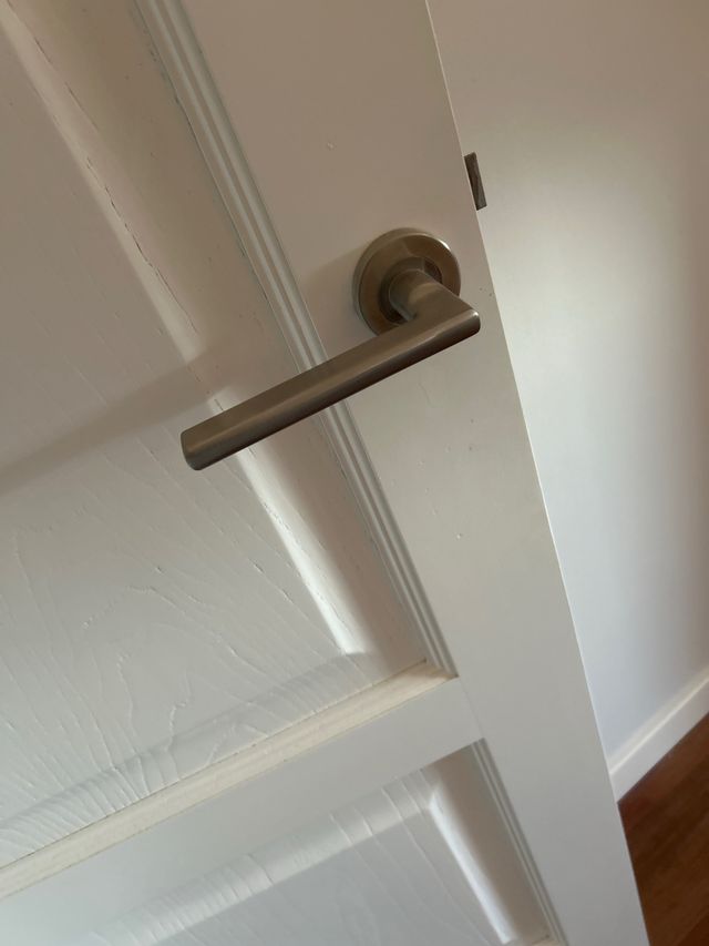 Puerta madera maciza lacada en blanco