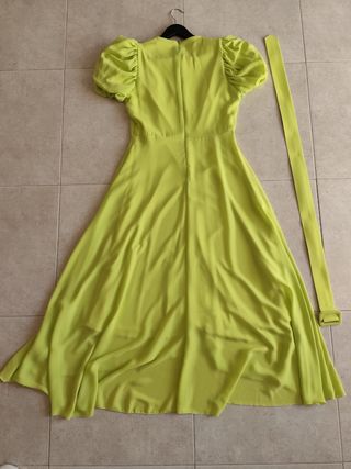 Vestido de fiesta amarillo con detalles fucsia