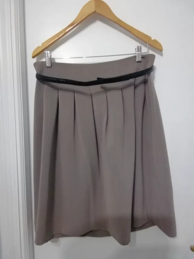 Falda gris topo con cinturón