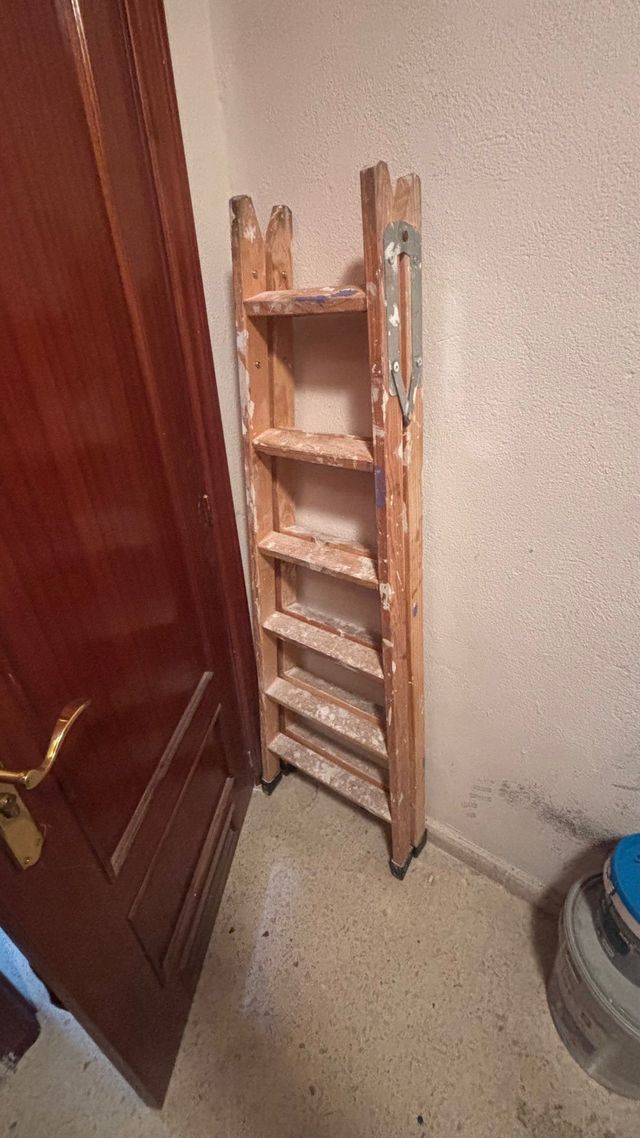 Escalera de madera plegable