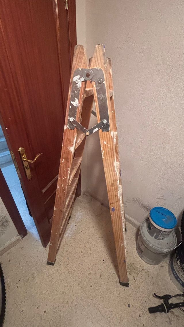 Escalera de madera plegable
