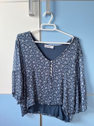 Blusa Brownie floral azul y blanco talla S