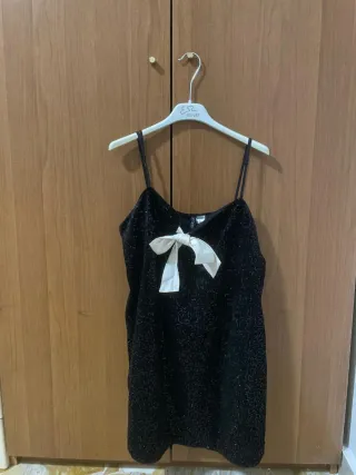 Vestito nero con paillettes e fiocco