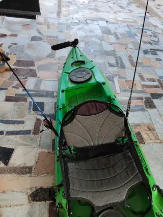 Kayak verde para pescar