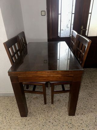 Mesa de comedor de madera y cristal