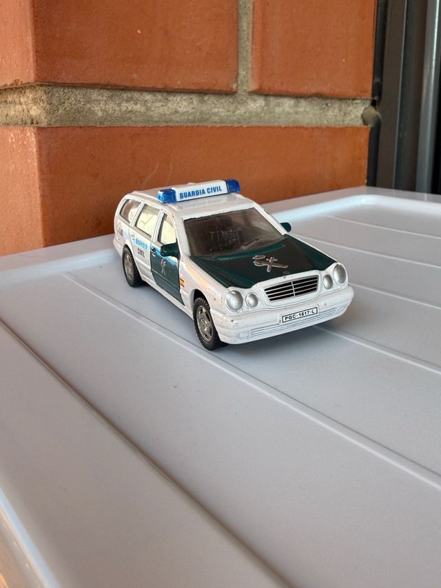 Coche Mercedes Guardia Civil antiguo