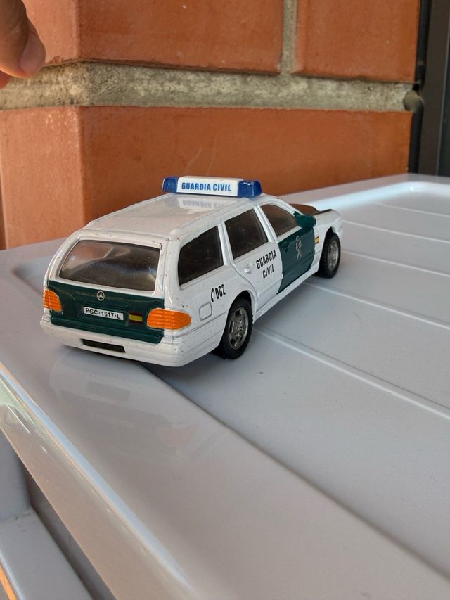 Coche Mercedes Guardia Civil antiguo