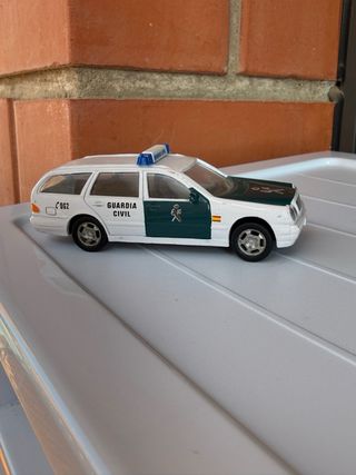 Coche Mercedes Guardia Civil antiguo