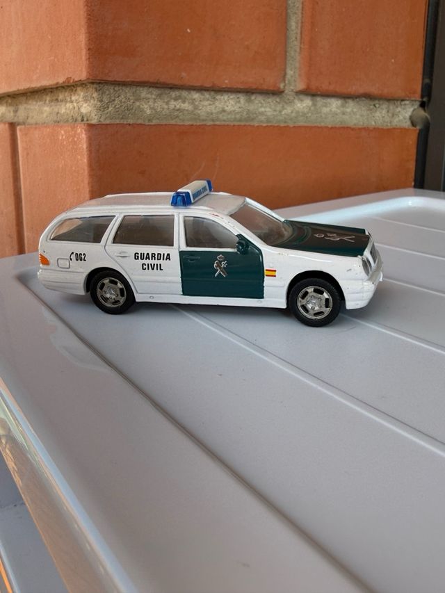 Coche Mercedes Guardia Civil antiguo