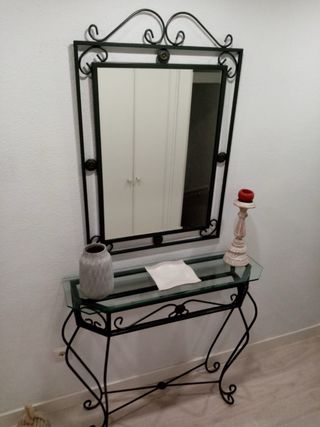 Aparador de forja con espejo.
Venta en persona.