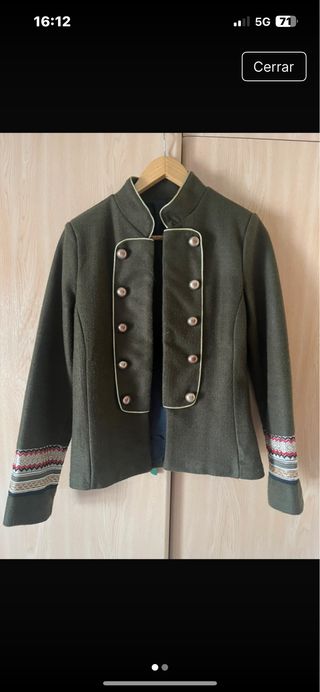 Chaqueta militar verde con adornos