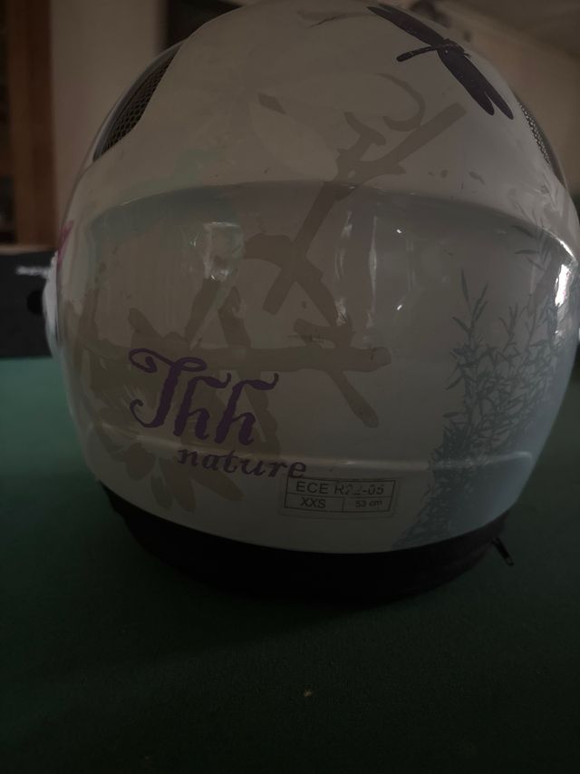 Casco blanco con visera y diseño floral TALLA XS