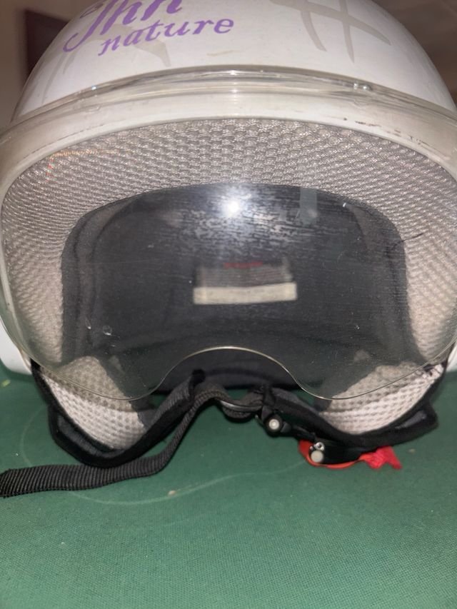 Casco blanco con visera y diseño floral TALLA XS