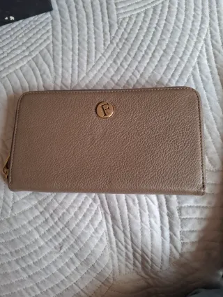 Monedero beige con detalle dorado