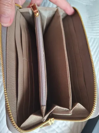 Monedero beige con detalle dorado