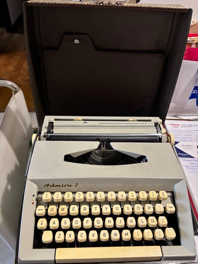 Máquina de escribir Admira 2 con maletín