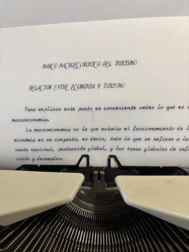 Máquina de escribir Admira 2 con maletín