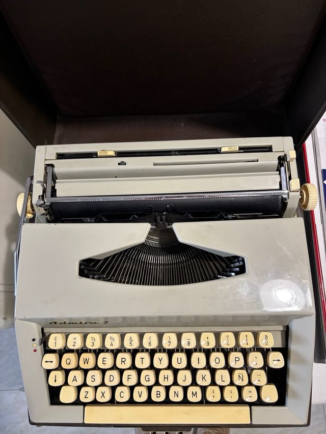 Máquina de escribir Admira 2 con maletín