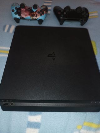 PS4 (PlayStation 4) Negra con Mandos