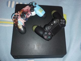 PS4 (PlayStation 4) Negra con Mandos